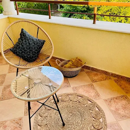Tranquil Location, Finish To A High Standard Apartment *